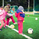 Enfants jouants au foot